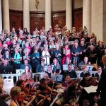 Choristes et orchestre pendant le concert des 75 ans
