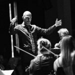 Sébastien Portelli dirigeant le concert des 75 ans