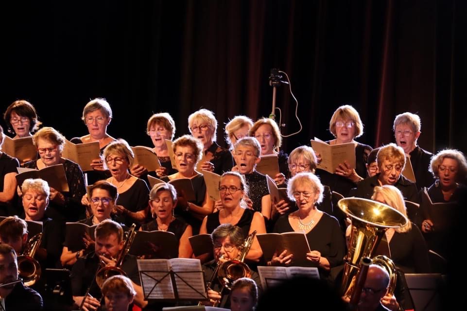 Choristes et musiciens en concert