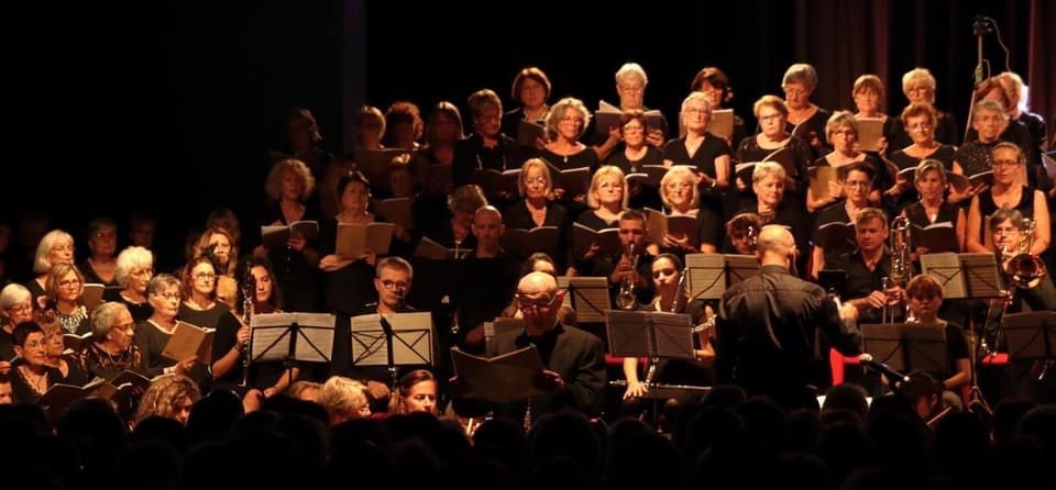 Les ensembles réunis sur scène