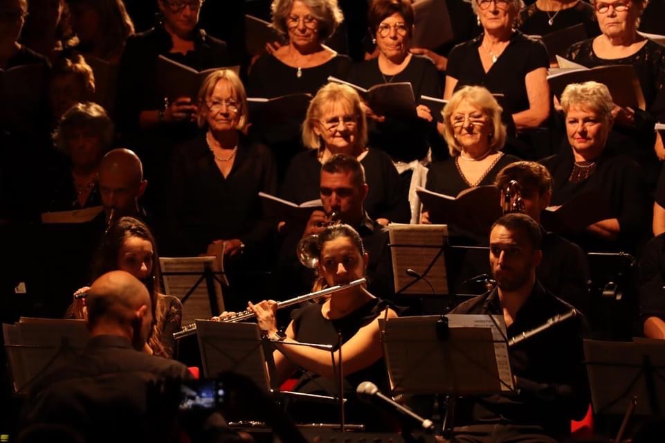 Les choristes et les musiciens pendant le concert anniversaire