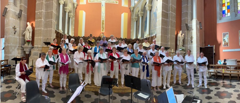 Les choristes de l'ACJ Clair Matin pendant un concert